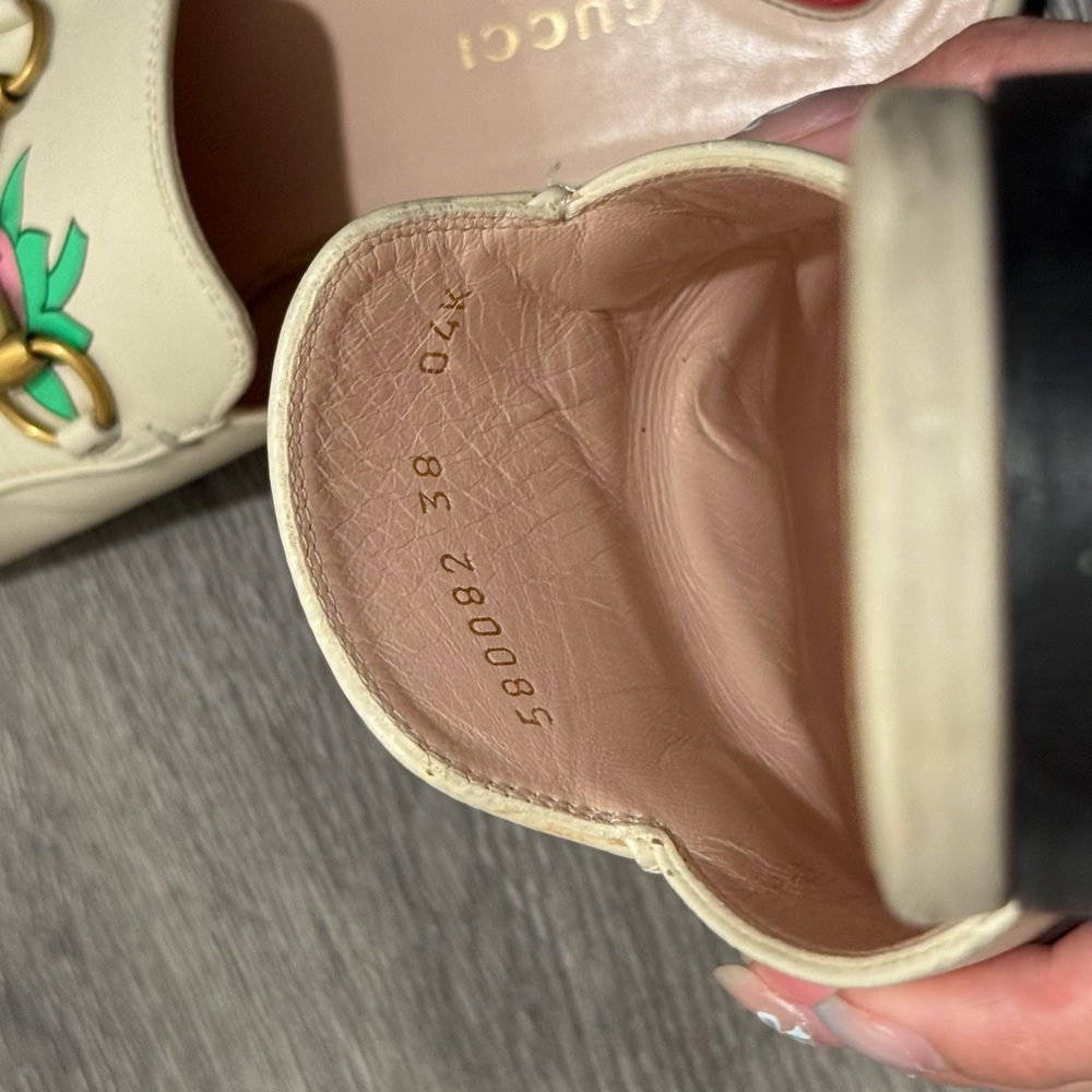 Gucci Beige Loafers with Strawberry Design - Picture 2 of 8